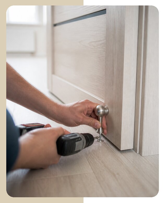 Установка дверного ограничителя на объекте в Краснодаре